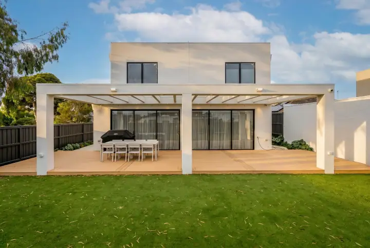 Outdoor living, Avondale Heights