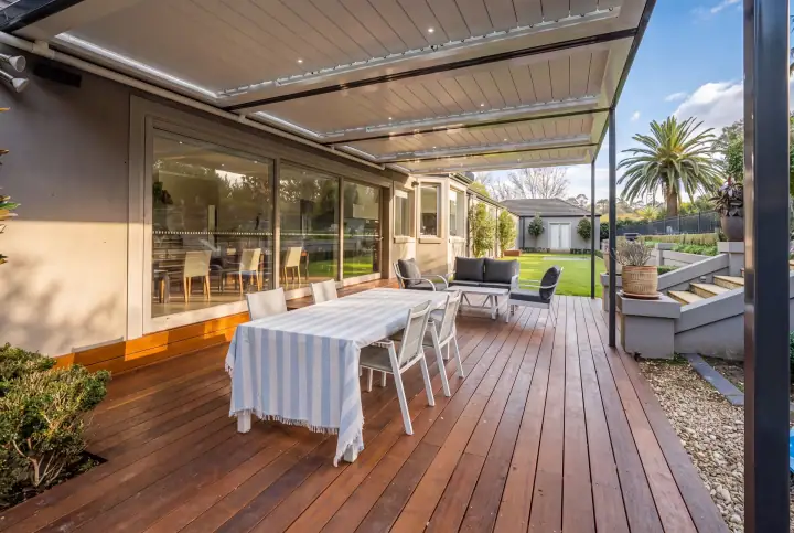Outdoor dining under a pergola, Lower Plenty