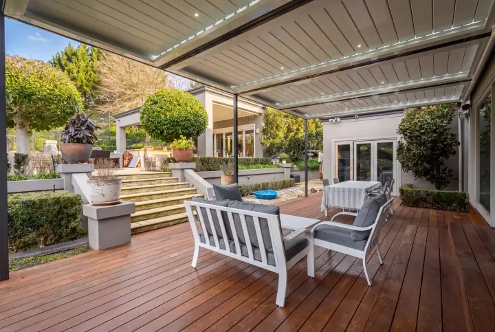 Outdoor living, Lower Plenty